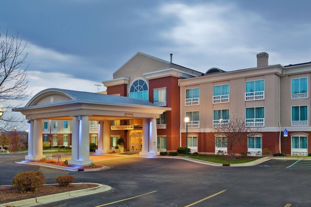 Alpine Center Hotel | Holiday Inn Express Hotel & Suites Grand Rapids-North, an IHG Hotel