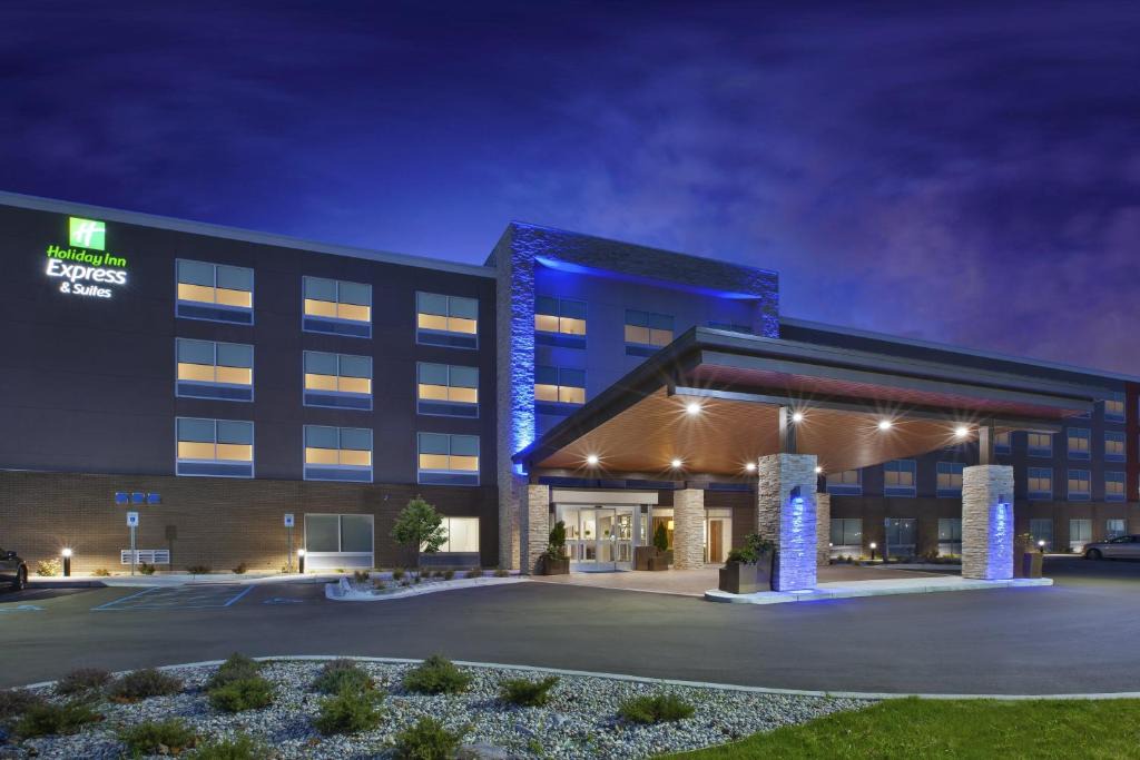 Grand Rapids Hotel | Holiday Inn Express & Suites Grand Rapids Airport North by IHG