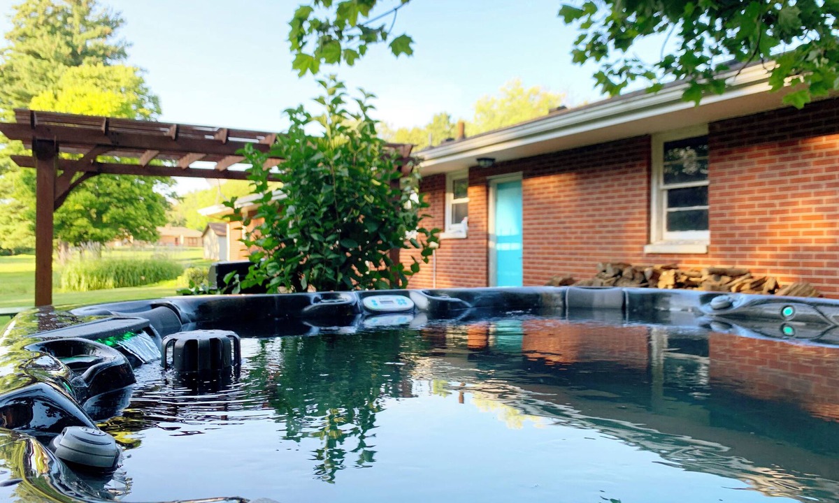 South Bend House | HOT TUB | Hazel Acres| Quiet Getaway | Notre Dame