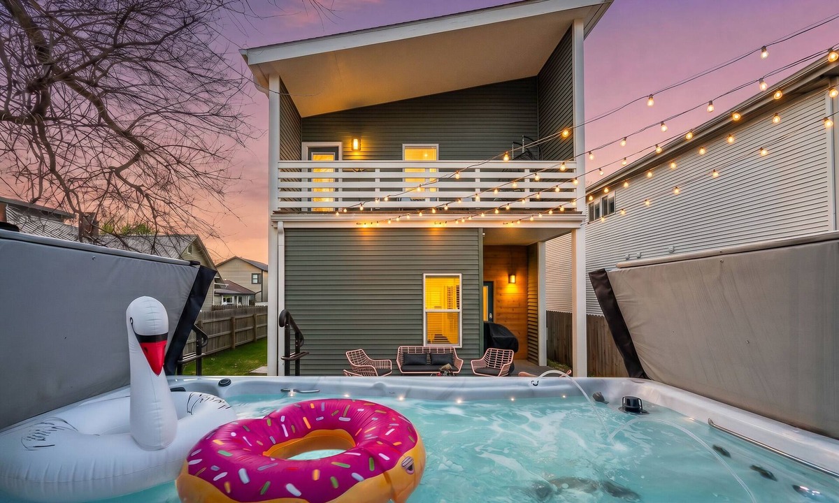 Fountain Square House | HotTub/Pool~Arcade Games~Fountain Sq~Great for groups~10 Min to Lucas Oil