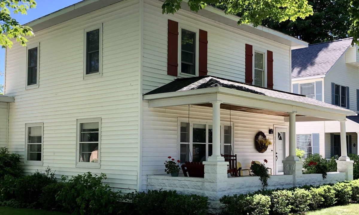 Frankfort House | House located in downtown Frankfort 5 blocks from Lake Michigan!