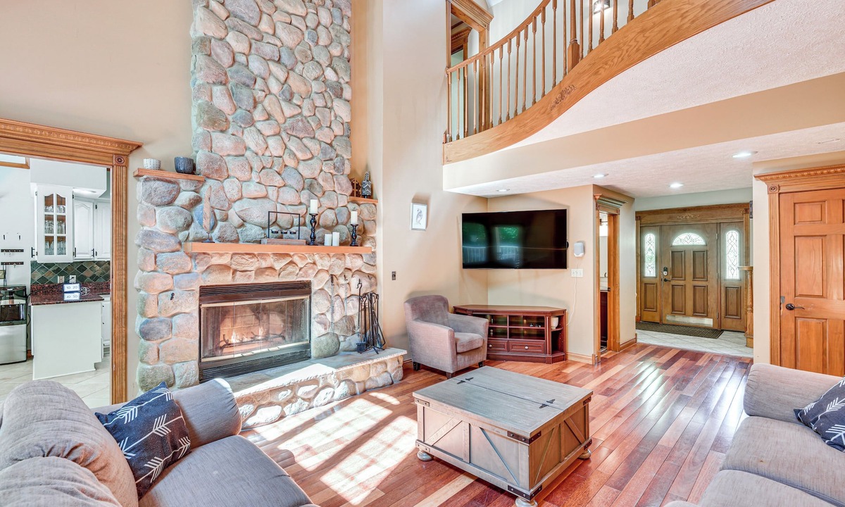 La Porte Cottage | Huge Family Home w/Pool - 13 Mi to Lake Michigan!