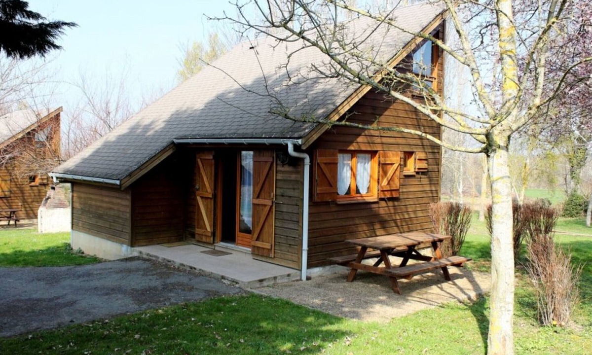 Mesples Cottage | Independent chalets with garden and children's games