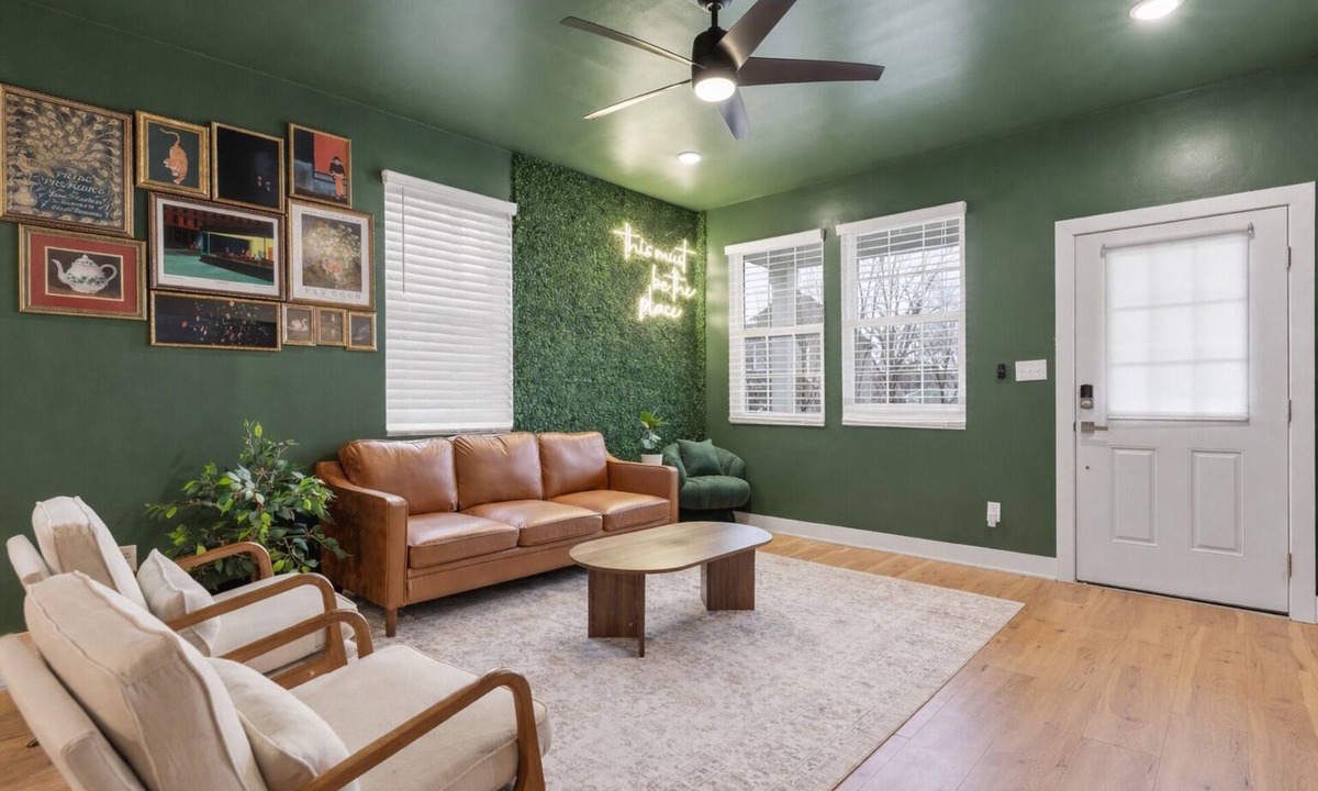 Near Northside House | Indy's Modern Muse: Top-rated home, Free Garage Parking and EV charger!