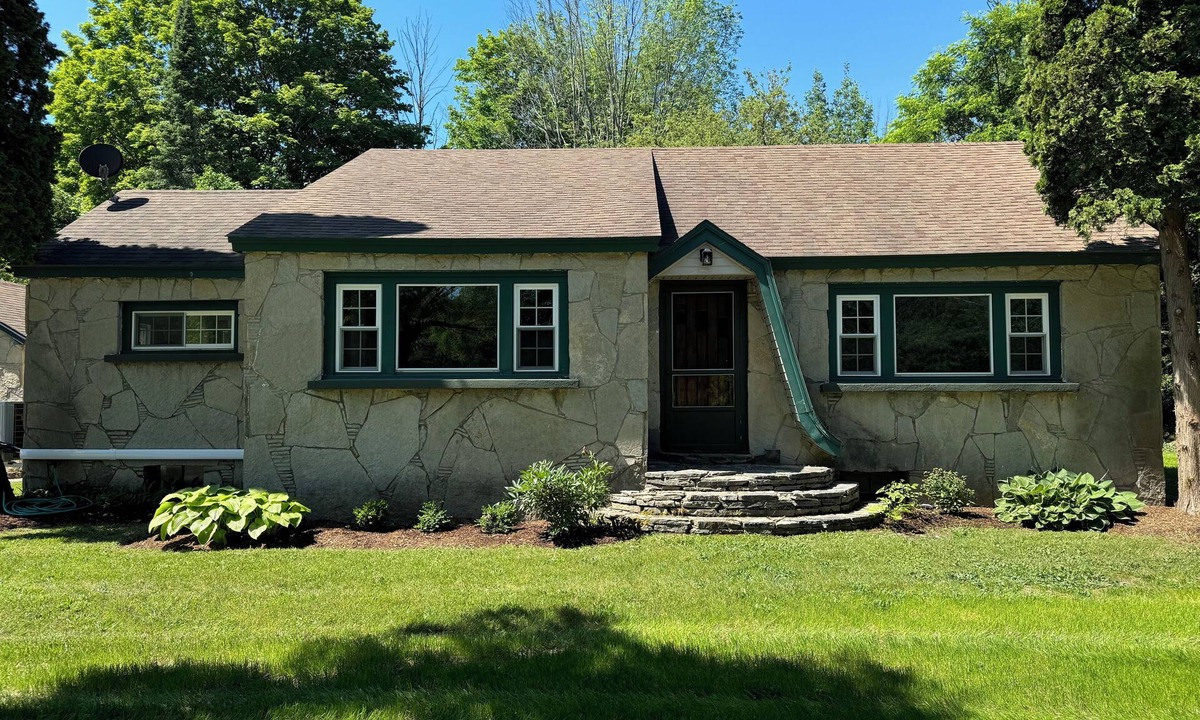 Charlevoix House | Ironton Stone Cottage near Lake Charlevoix "The Beautiful" - 5min Walk-to-beach!