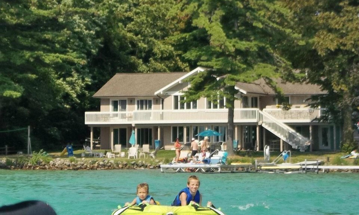 Elk Rapids House | July 24-31 2026 is open! 198’ pvt frontage🌊☀️🕶️ on Elk Lake