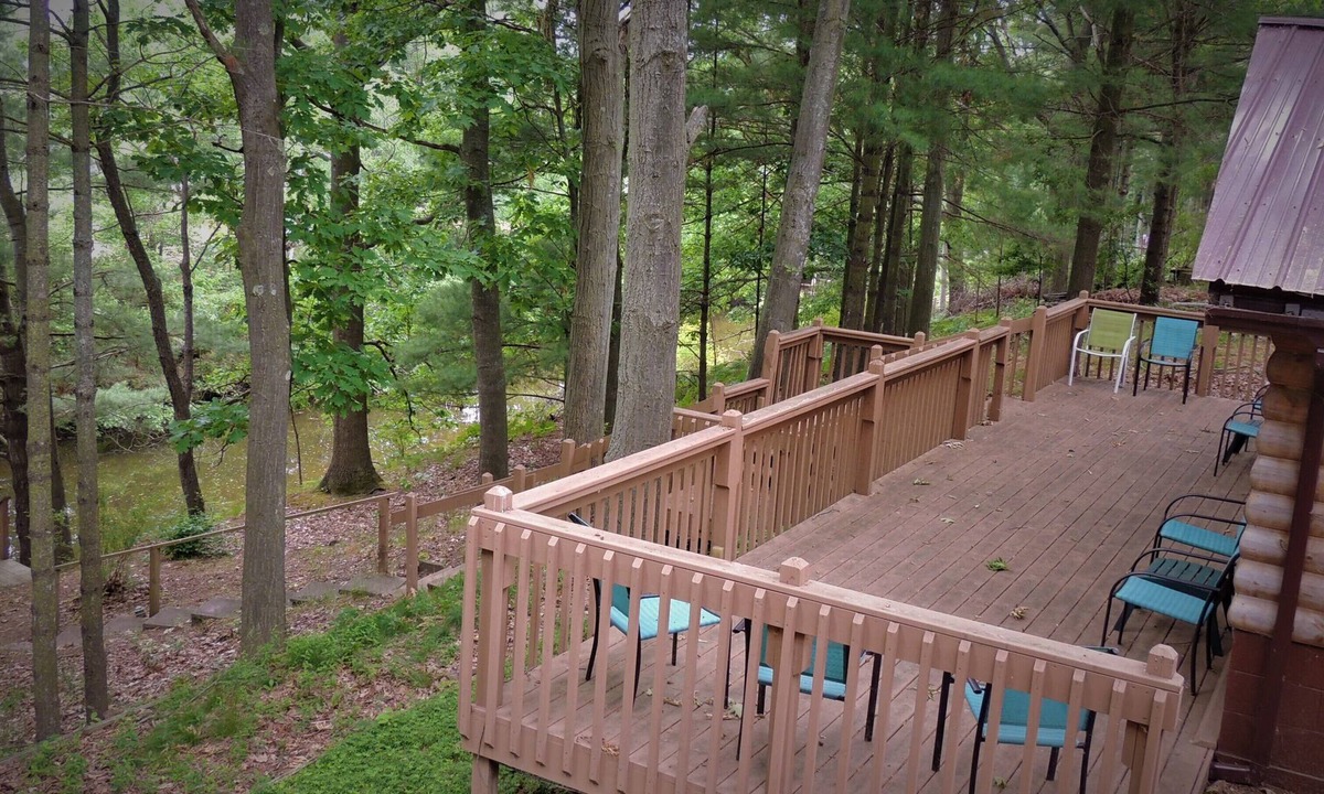 Silver Lake Cottage | July 4-11 OPEN! Huge deck, AC, pool, play area, walk to town, on channel, pet OK