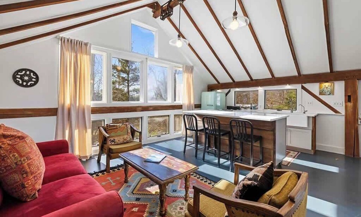 Three Oaks Apartment | Juniper Presents: The Loft at Historic 33 Acre Berrywood Farm