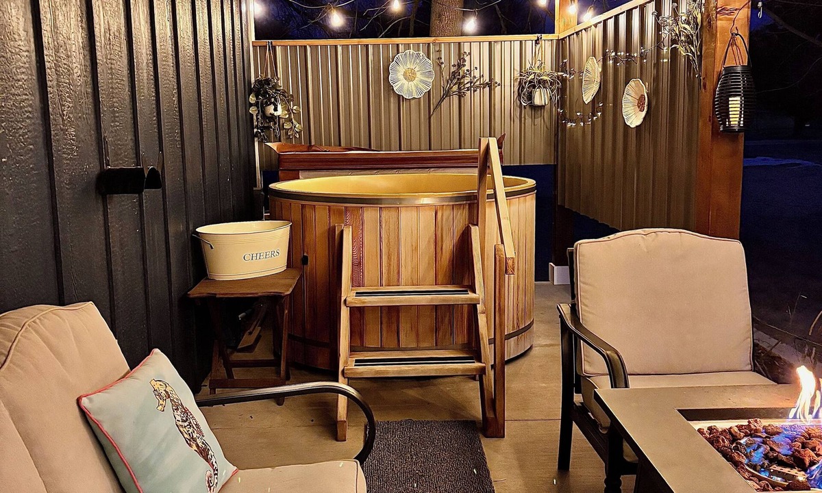 Two Rivers Cottage | King Bed~Cedar soaking Hot Tub~5min walk to Beach~No Cleaning Fee