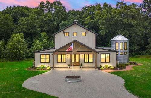 Tefft House | Kouts Home: High-End Retreat in Secluded Setting