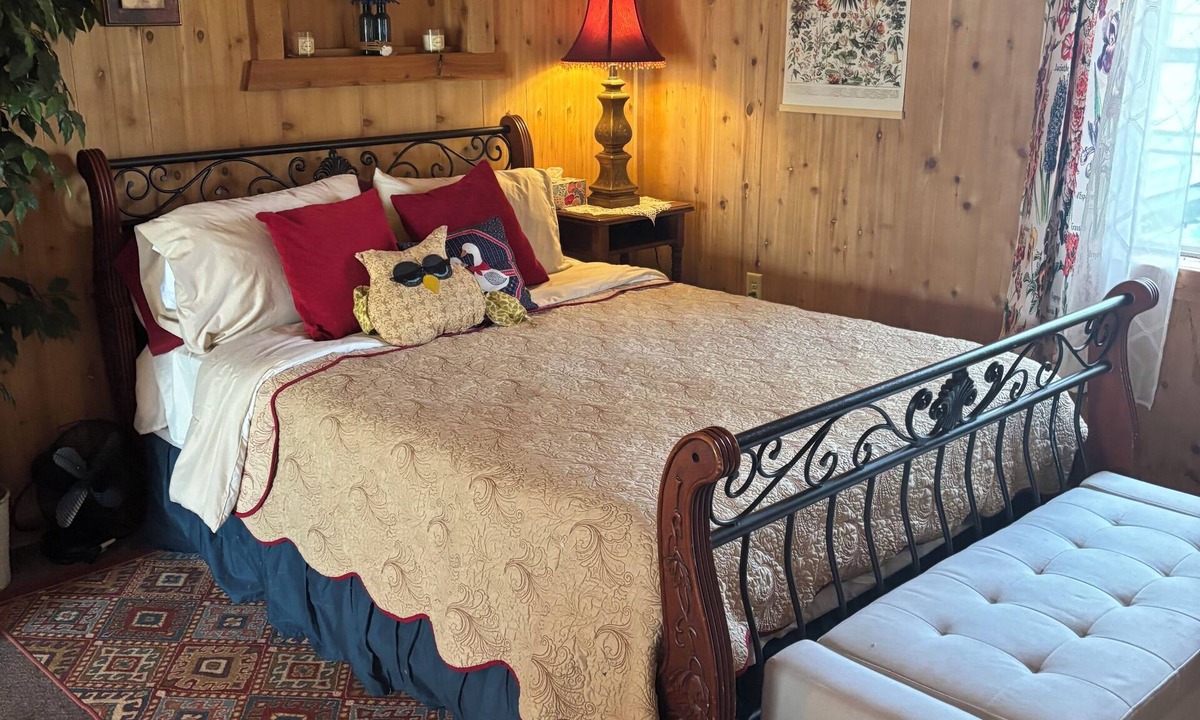 Delong Cabin | Krueger's cozy cabin in charming Monterey on the Tippecanoe River