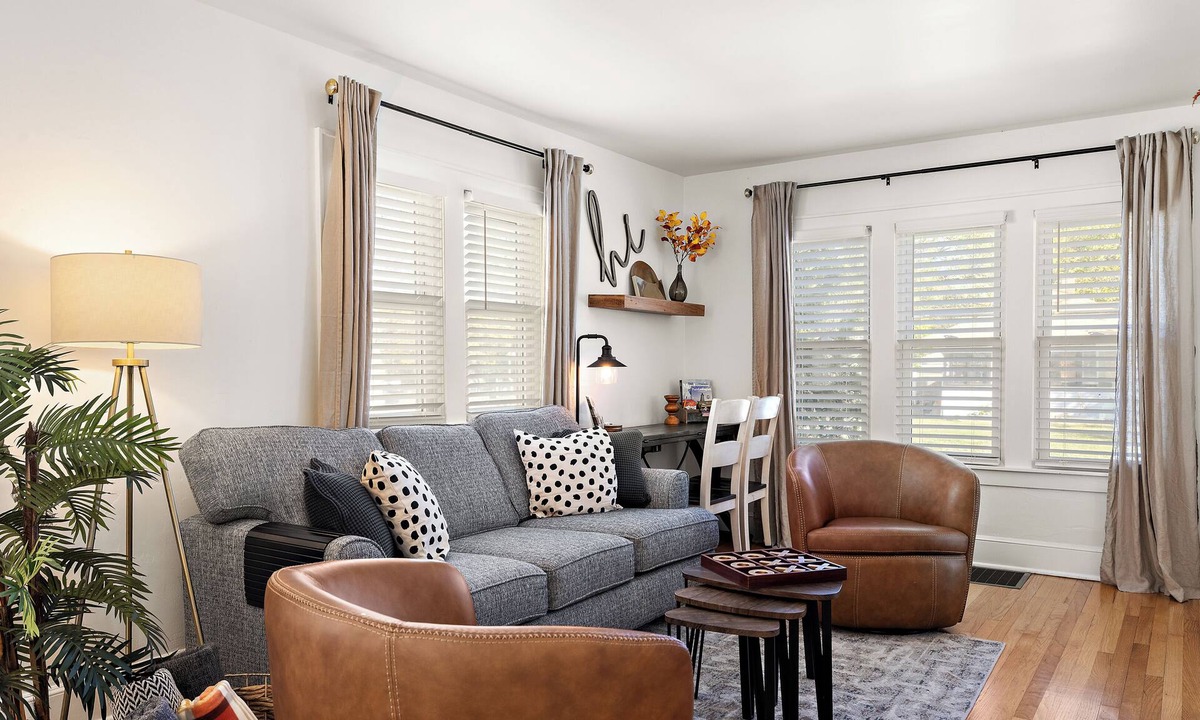 Lakeside House | L1 - Firepit Nights & Beach Days, 3BR w/Stunning Backyard, Pet Friendly too