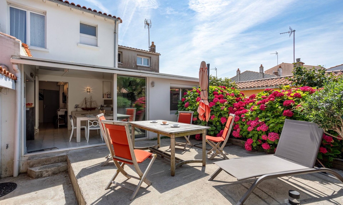 Les Sables d'Olonne House | La Maison Des Amis – 8 Guests, Wi-Fi and Air Conditioning