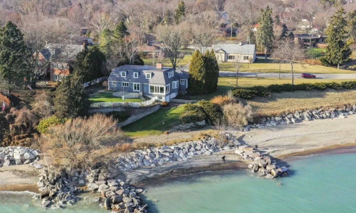 North Bay House | "Lady Blue" -Beach Home with Private Beach on Lake Michigan - HOT TUB AND SAUNA