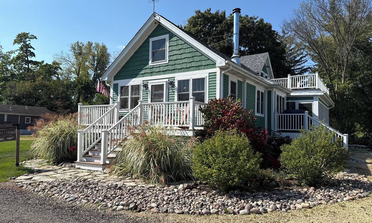 Delavan Lake Cottage | Lake Delavan Hideaway - Carl’s Cottage - Water View Bliss, Dock & Cozy Fireplace