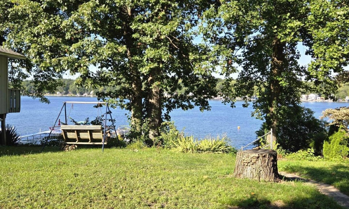 Leesburg Cottage | Lake Front 2-bedroom cottage with AC on Beautiful Tippecanoe Lake