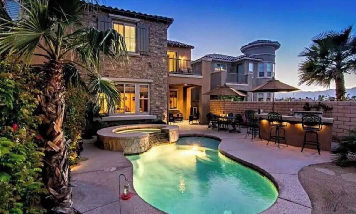 Terra Lago House | LAKE FRONT VILLA - Close to Fantasy Springs! Lic# 051057