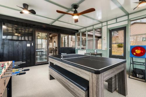 Como House | Lake Geneva Cozy Retreat – Game Room, Sleeps 16, Walk to Lake Como
