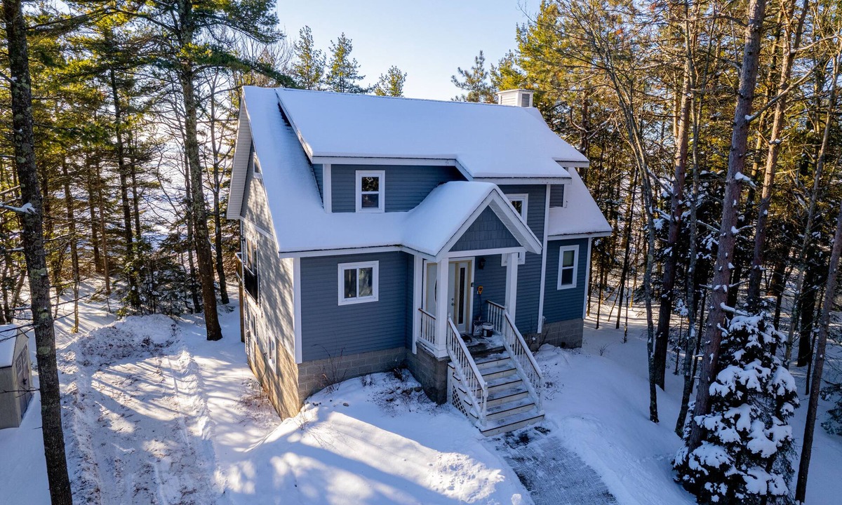 Manistique House | Lake House Oasis: Sandy Toes & Sunny Skies – Your Summer Getaway Awaits!