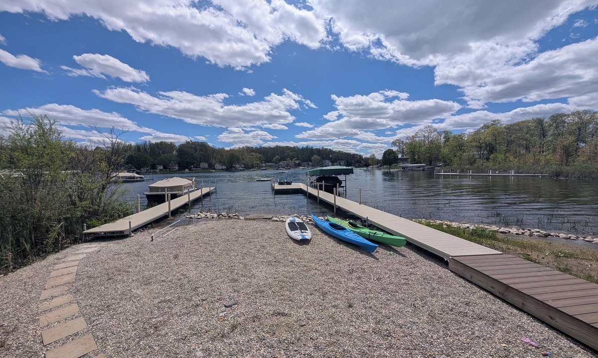 Angola Cottage | LAKE JAMES Beautiful 4-bedroom cottage with Swimming, AC
