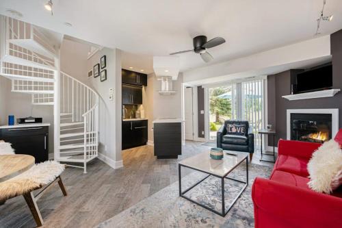 Douglas House | Lake Living at Northern Lights Condo 10