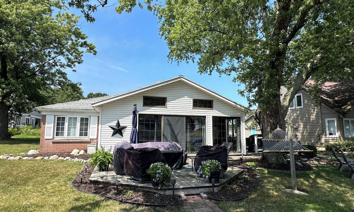 Holland House | Lake Mac view near State Park. Tranquil cottage ready for a relaxing stay.
