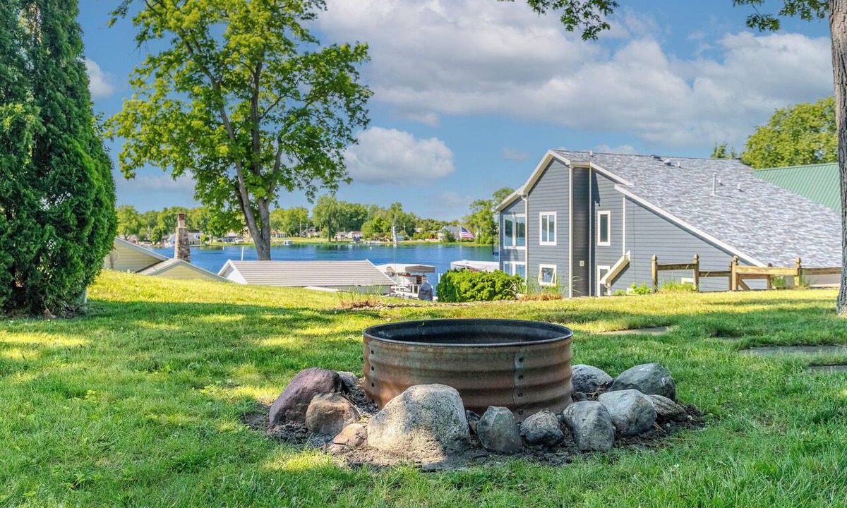 Syracuse House | Lake View Lodge on Dewart Lake/1 mile from Blue Barn Berry Farm/kayaks!