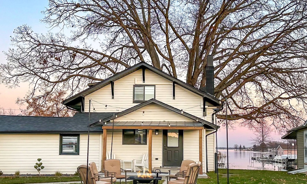 Syracuse House | Lake Wawasee channel cottage w/pier space-Family friendly-Walking distance