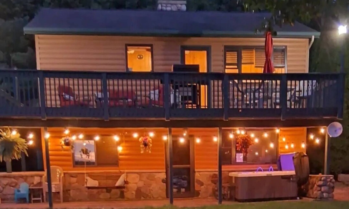 Newaygo Cabin | Lakefront Cabin on Quiet Private Lake just minutes from town and 131 Highway