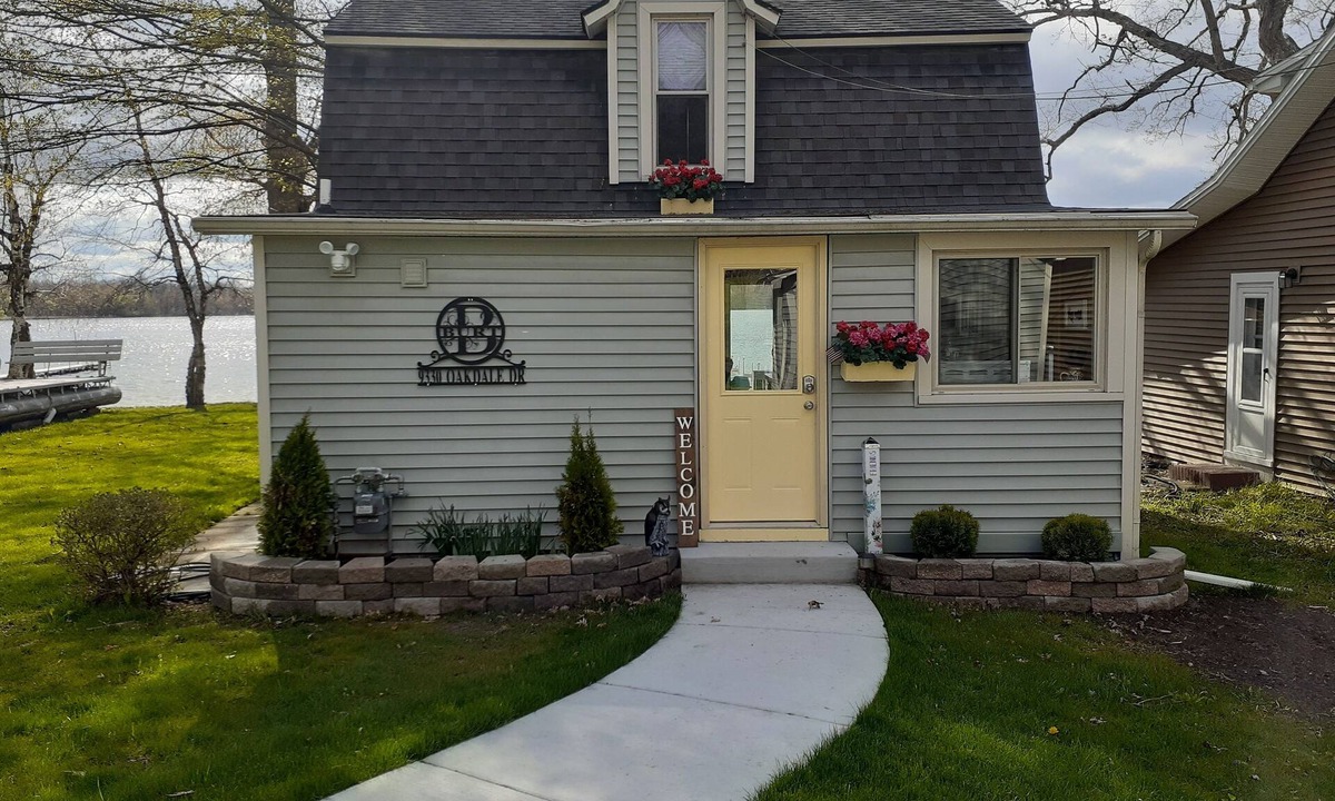 Laingsburg Cabin | Lakefront cottage, close to E. Lansing. MSU, weddings, golf. Sleeps 2-4. Fish!