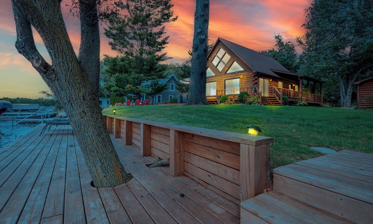 Gladwin Cottage | Lakefront Log Cabin - Sunset + Docks & Outdoor Fun