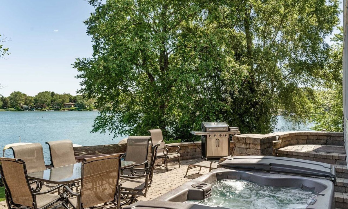 Lake Shangrila House | Lakefront Retreat Sleeps 12, Hot Tub, Boats, 1Gig Fibre, Pets, Wilmot Ski