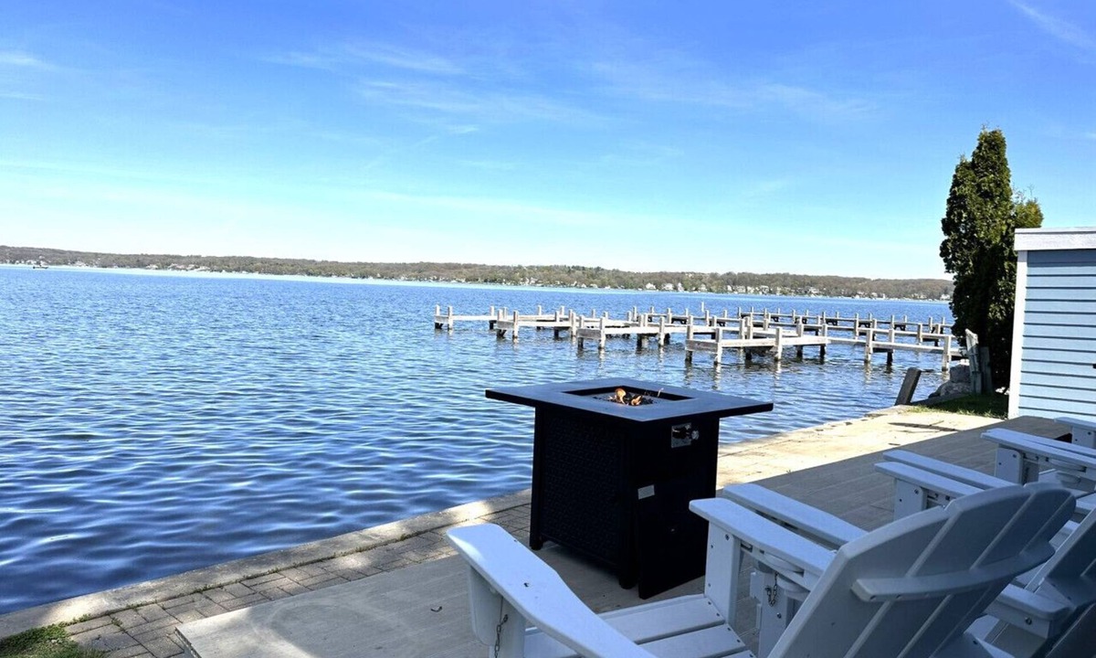 Colgate House | Lakefront Views + Walk to Dining | Kayaks + Firepit