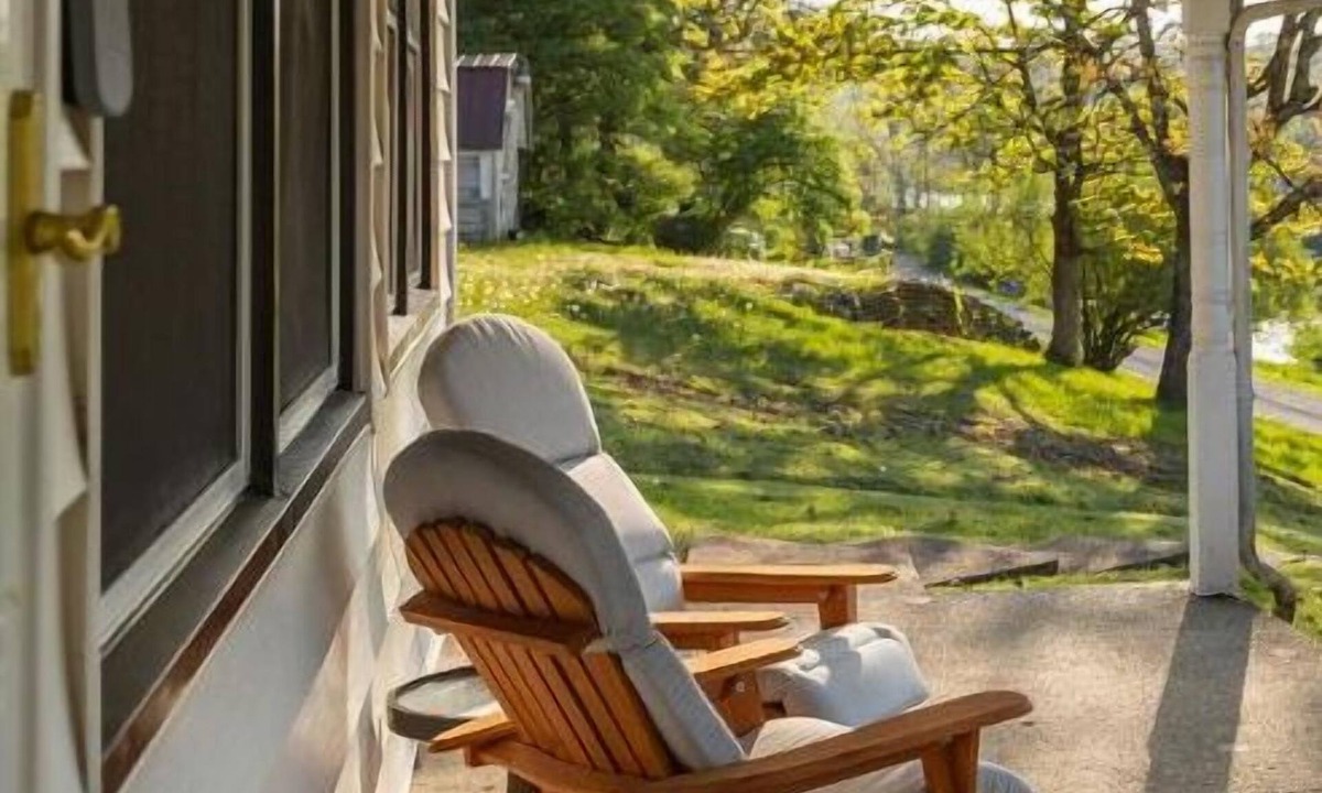 Crittenden House | Lakehouse: Kayaks, Dock, RELAX, Firepit, ARK!