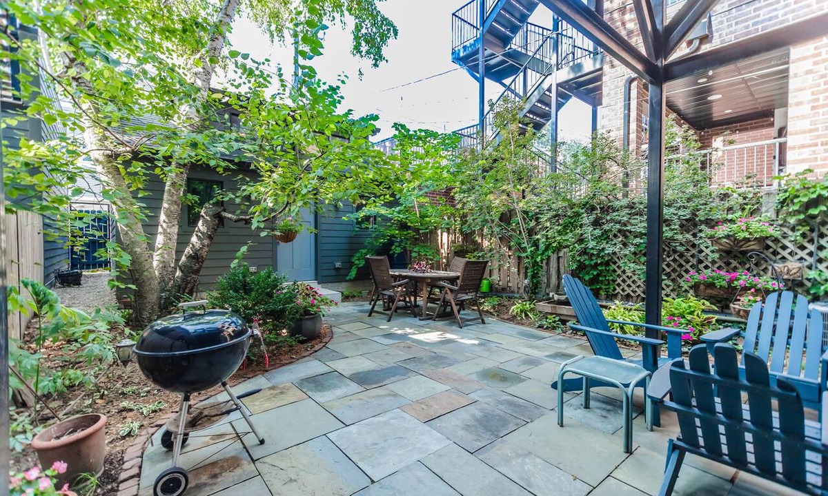 Lakeview Apartment | Lakeview/LincolnPark 2BR/1BA Updated Vintage Apartment in walkable neighborhood