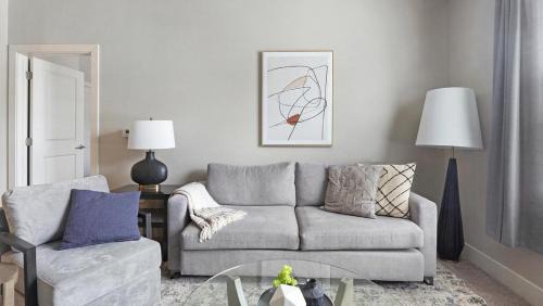 Toledo Apartment | Landing Modern Apartment with Amazing Amenities (ID8145X4)