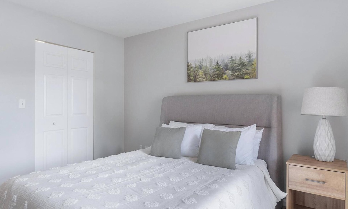 West Dundee Apartment | Landing | Stunning 1BD, Tennis Court, Gym