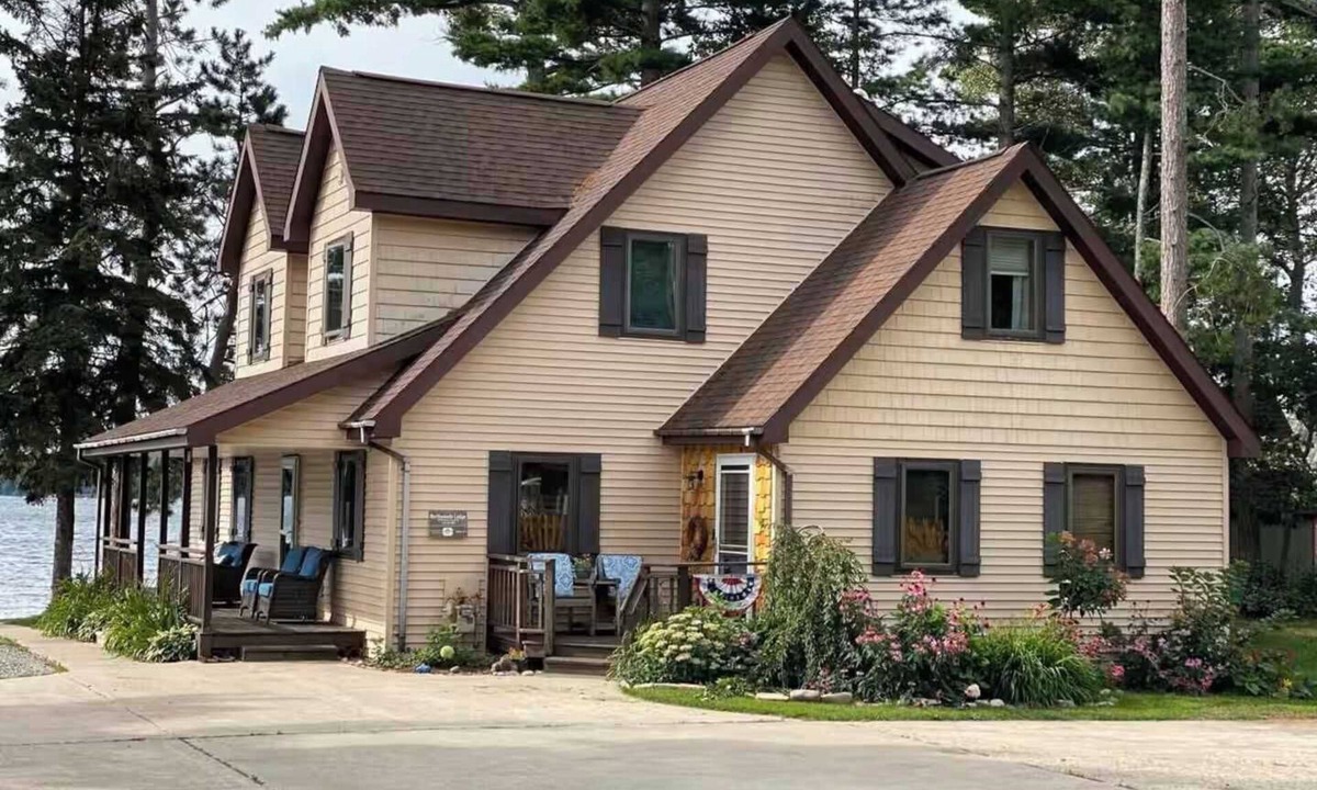 Au Train House | Large 5 bedroom Lodge on the Beach at Northwoods Resort