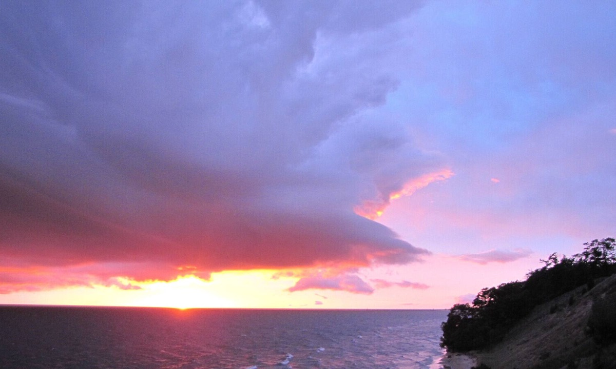 Lakeside Cottage | Large three bedroom cottage sitting on Lake Michigan bluff in the Muskegon area.