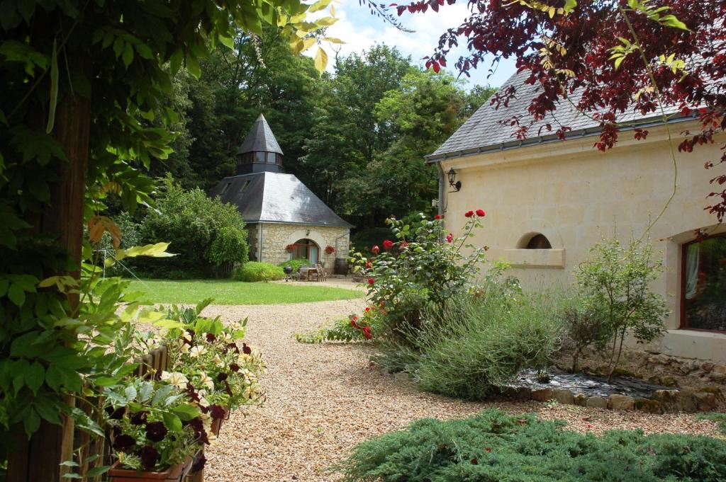 Brion House | Le Logis du Pressoir Self Catering Gites in beautiful 18th Century Estate in the heart of the Loire Valley with heated pool and extensive grounds.