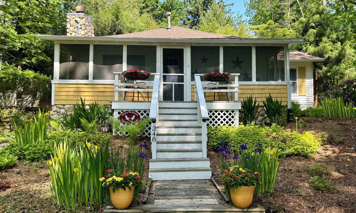 Douglas House | Little Stuga - Cute cottage - minutes from downtown and Oval Beach!