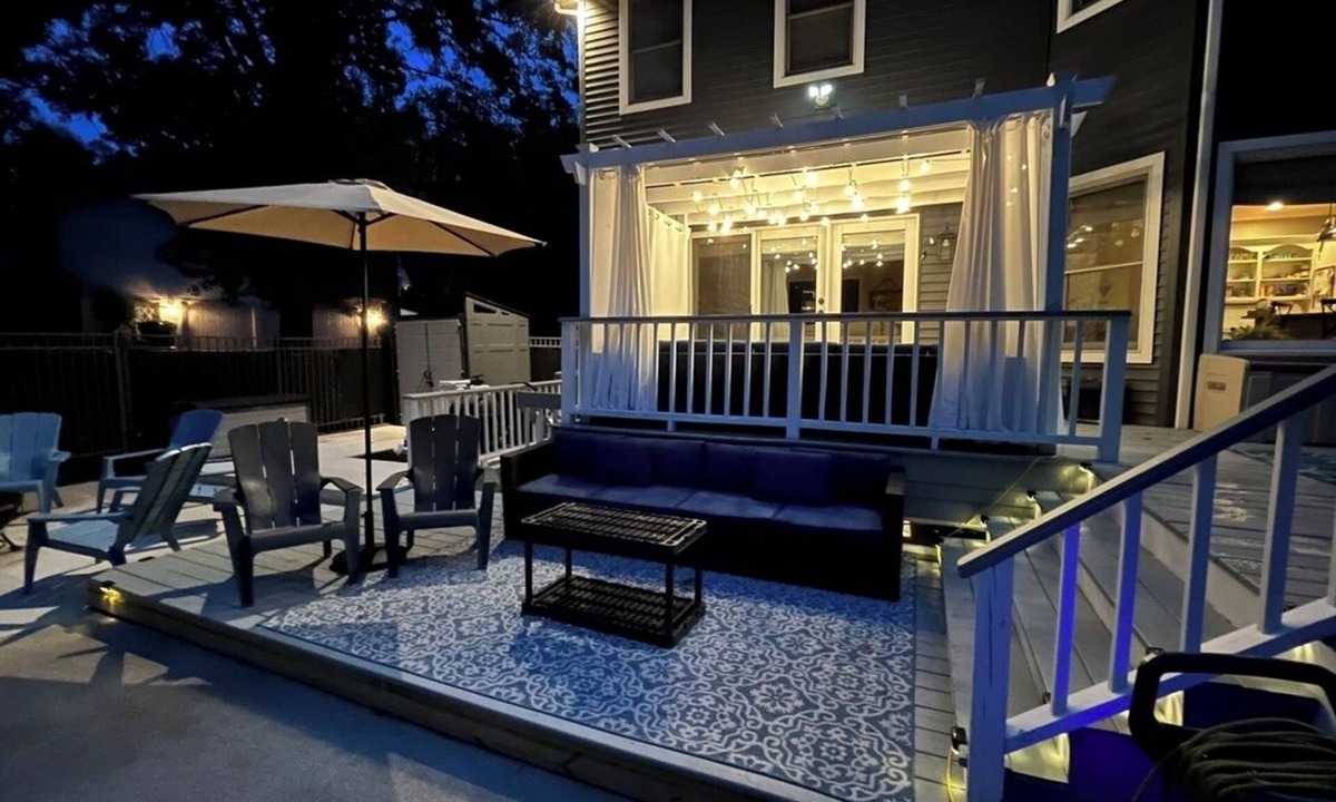 Granger House | LOCATION A+ Large Home sleeps 15, walk to dinner & shopping, <10 min to ND!