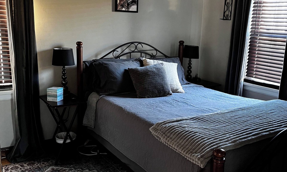 West Allis House | Lower Pro Retreat near Hospitals & Zoo - Garage & Yard. Dog-friendly!
