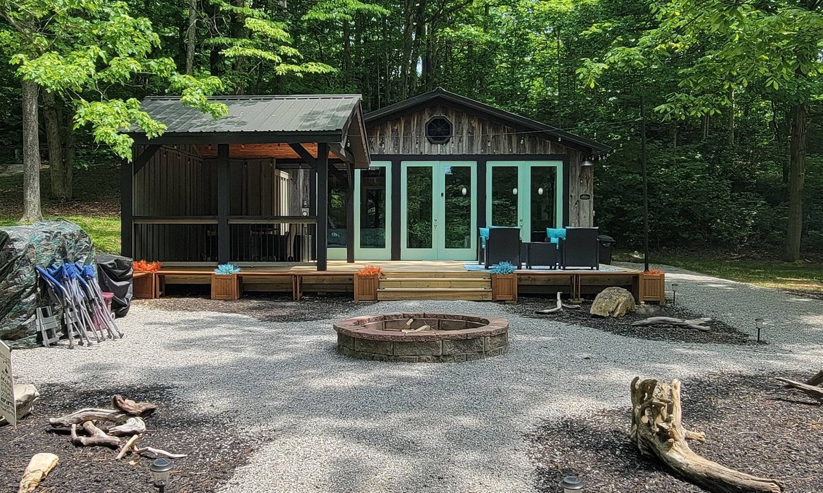 Battletown Cabin | Luxurious cabin on Little Blue River and the Ohio River.