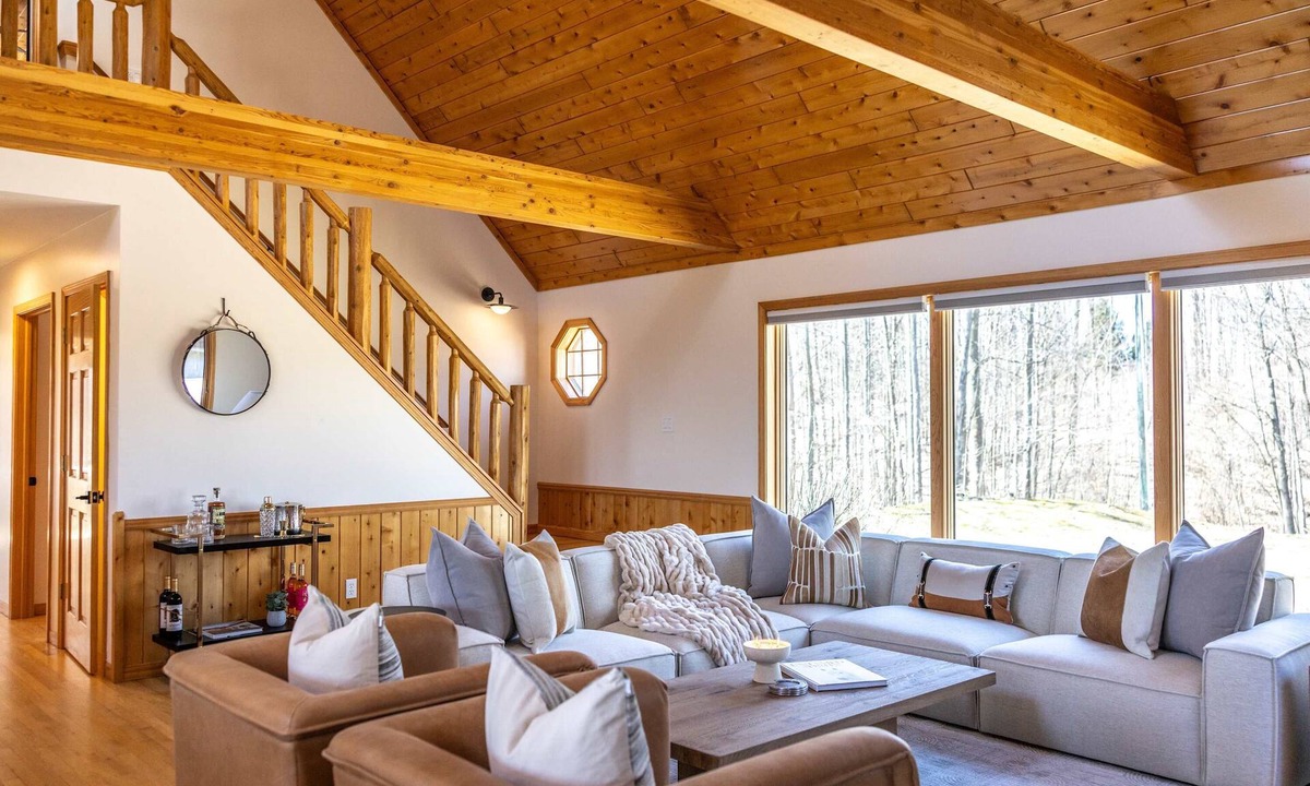 Acme House | Luxury 5BR Home w/Hot Tub Next to TC Horse Show!
