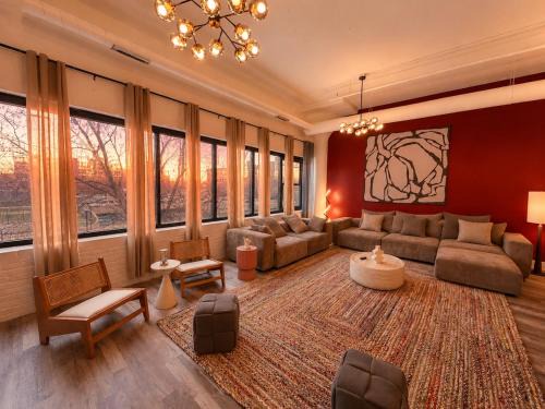 Near South Side Apartment | Luxury 6BR Suite with Pool Table Sleeps 12 Perfect for Group Stay Near McCormick Place, Grant Park and Soldier Field