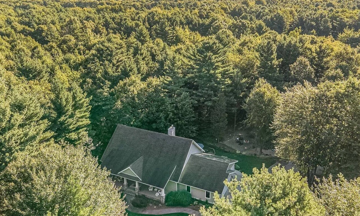 West Olive House | Luxury getaway. 5 BR, 3BA, 3500 sq. Ft., 2 acres. Sleeps16.