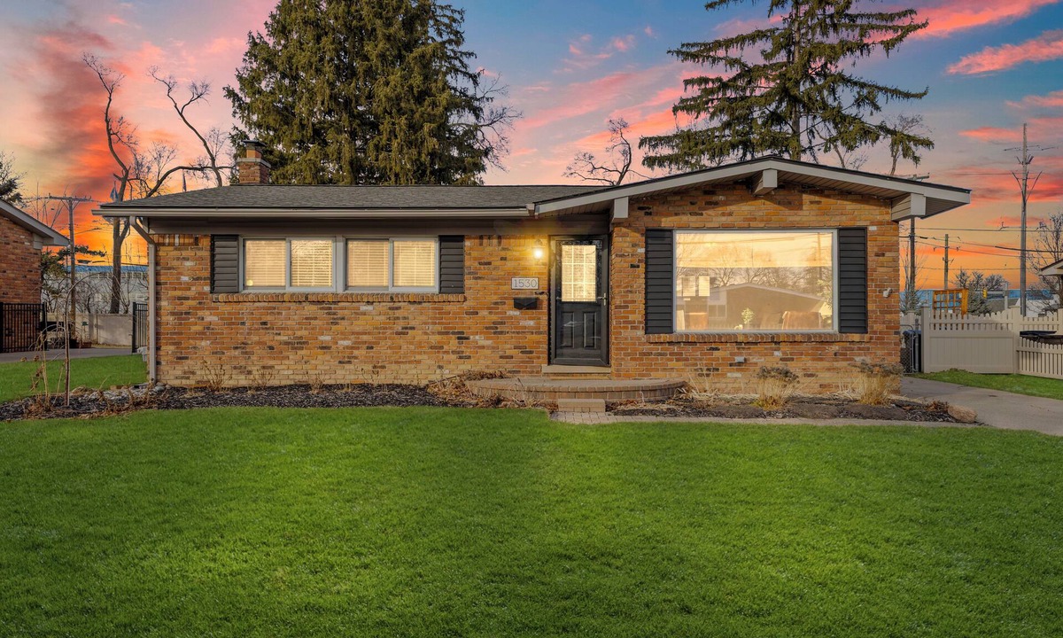 Plymouth House | Luxury Look in Plymouth I Walk to Downtown l Sleeps 8 I Hot Tub