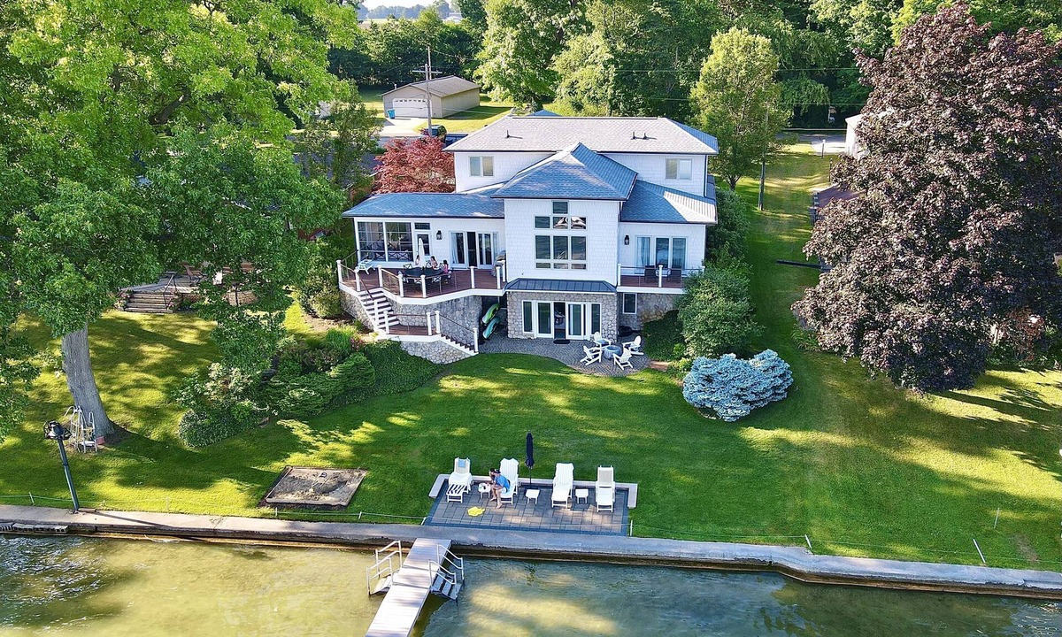 Sister Lakes House | Magic on Magician Lake