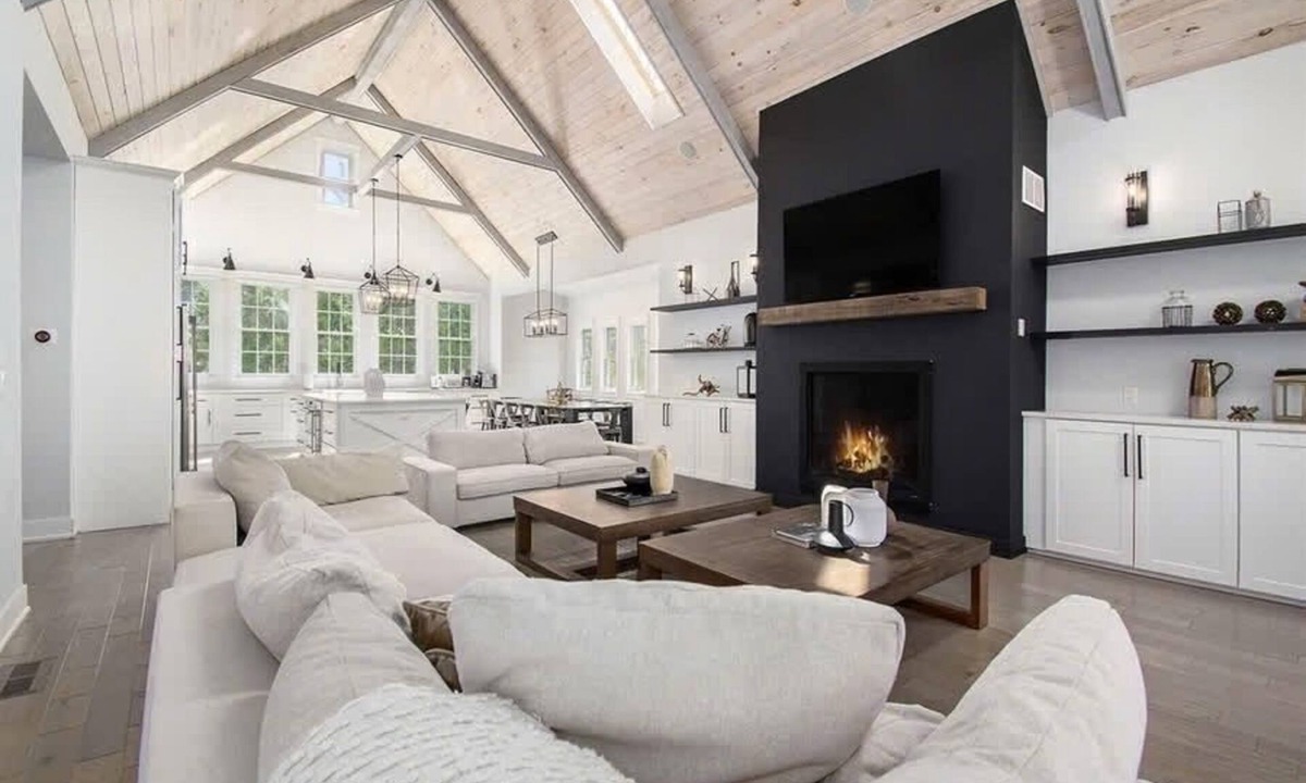 Union Pier House | Magnificent Home, Saltwater Pool. Walk to beach! Hot Tub Open year round!